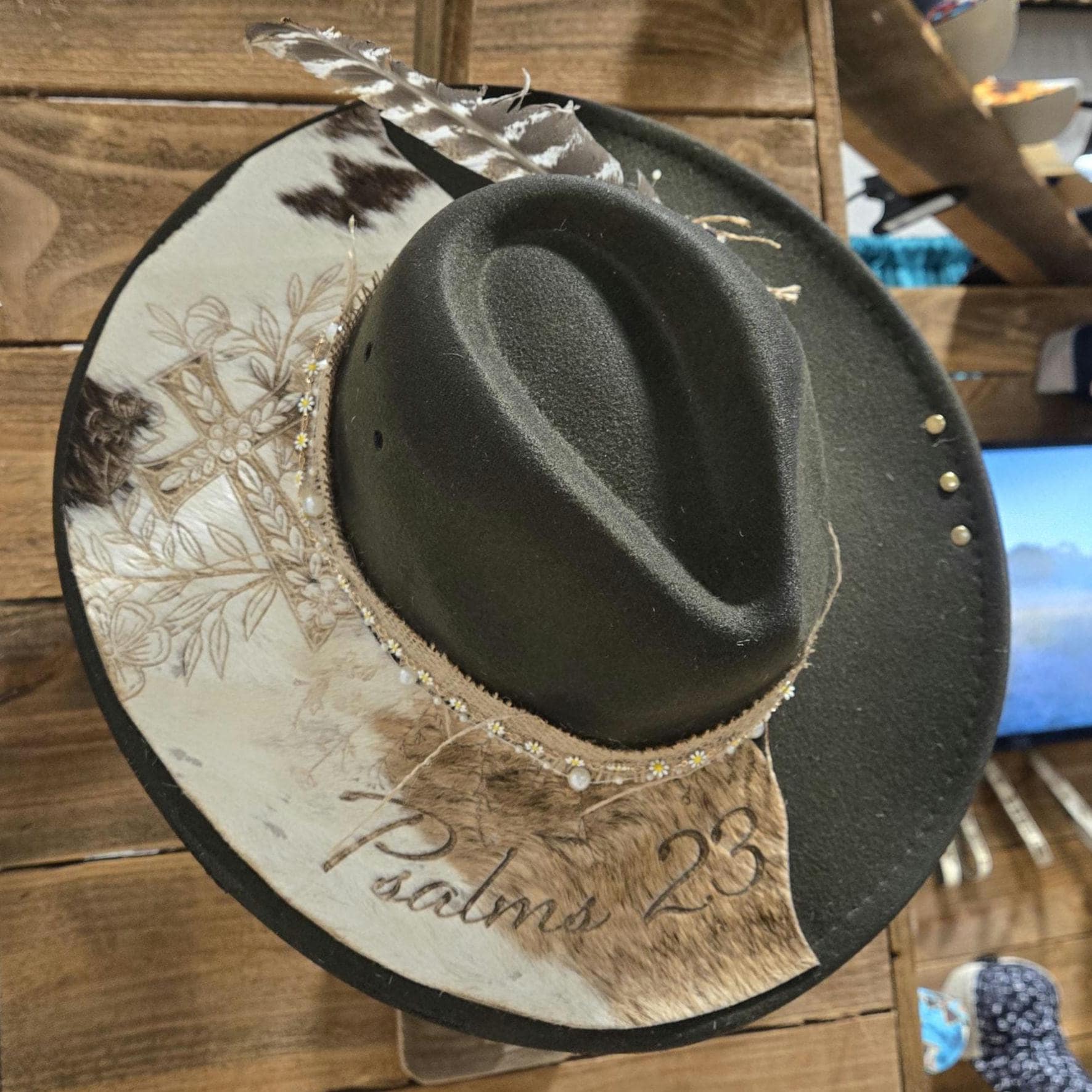 Rratto Con Cappello Da Cowboy. Cowboy in Cappello. Bell'macho Barbuto