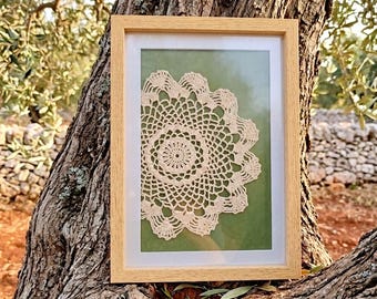 Italiaanse vintage kanten wanddecoratie, ingelijst gehaakt kleedje, mediterrane textieldecoratie, boho-neutrale woonstijl, handgemaakt in Salento, Italië