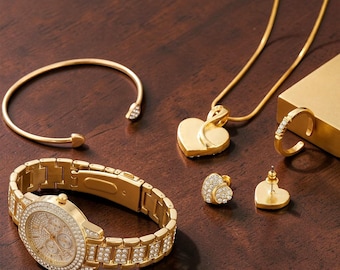 Conjunto de relógio e joias com strass dourados | Colar, brincos e anel de luxo combinando em formato de coração.