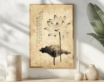 Op de afbeelding: Een ingelijste kunstdruk met een zwart-witte lotusbloem met een blad, stengel en Chinese kalligrafie op een beige achtergrond. Het kunstwerk staat in een houten lijst en wordt op een lichtgekleurd oppervlak weergegeven.