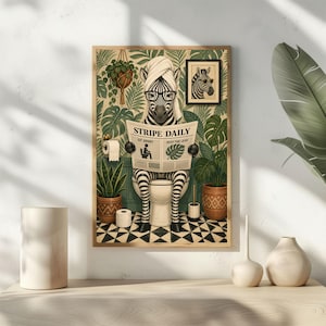 Peut inclure: Une affiche encadrée représente un zèbre dans une salle de bain, portant des lunettes et une serviette, lisant un journal intitulé "Stripe Daily". L'œuvre présente un sol à carreaux noir et blanc, des plantes en pot et un petit portrait de zèbre encadré.