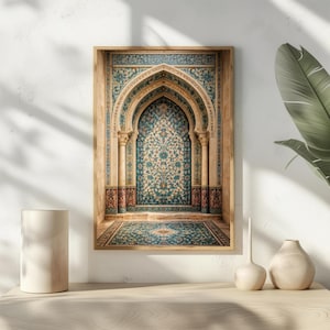 Può includere: Stampa incorniciata di un arco ornato con intricati motivi turchese e beige. L'opera presenta un elaborato disegno floreale all'interno dell'arco, con un tappeto abbinato alla base. La cornice è in una calda tonalità di legno naturale.
