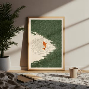 K&ouml;nnte beinhalten: Ein gerahmter Kunstdruck mit einem orangefarbenen Koi-Fisch, der in einem Teich schwimmt. Das Kunstwerk hat einen minimalistischen Stil mit gr&uuml;nen und cremefarbenen T&ouml;nen. Der Teich ist von gr&uuml;nen, strukturierten Wassermustern umgeben.