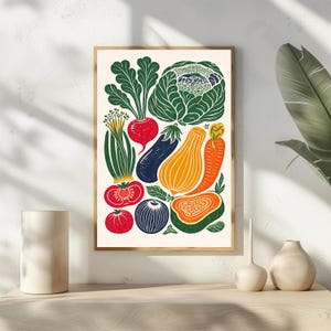 Puede incluir: Una impresión artística enmarcada con una colorida ilustración de varias verduras. La impresión incluye una col, remolacha, berenjena, calabaza, zanahorias, tomates y otros productos en un diseño vibrante y estilizado. La obra de arte está sobre un fondo crema.
