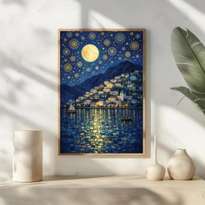 以下が含まれることがあります： 星空の下の海岸沿いの町を描いた額入りのアートプリント。 大きな黄色い月、円形の星模様のある濃い青色の空、白い建物のある町が特徴です。 水は光を反射し、2 隻の小さなボートがあります。