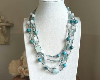 Naszyjnik z niebieskimi kamieniami szlachetnymi, naszyjnik z turkusowego jadeitu, naszyjnik z kryształów i cyrkonii, zielony naszyjnik z czterema pasmami torchon, naszyjnik ślubny