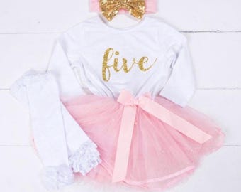 Atuendo para el quinto cumpleaños: vestido rosa y dorado