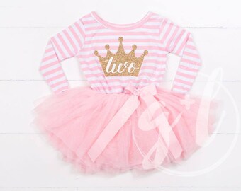 Vestido de tutú rosa para niña de dos años con brillo dorado.