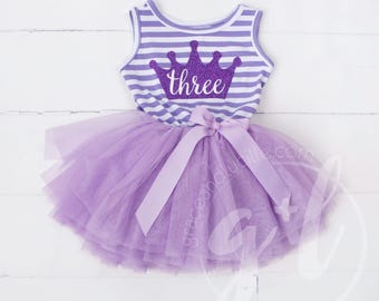 Traje de tercer cumpleaños, vestido morado con purpurina y falda de tul a rayas.