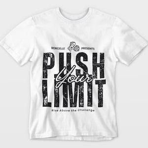 Könnte beinhalten: Weißes T-Shirt mit schwarzem Grafikdesign. Das Design zeigt die Worte "PUSH Your LIMIT" in einer verwitterten Schriftart, darunter "Rise Above the Challenge". Eine Hantel-Grafik befindet sich über dem Text.