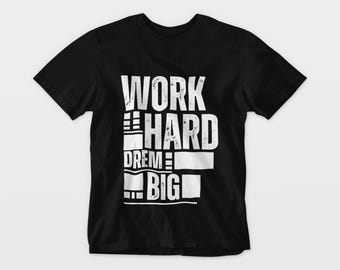 Paquete de archivos SVG "Trabaja duro, sueña en grande", diseño de camiseta motivacional en formato PNG, descarga digital