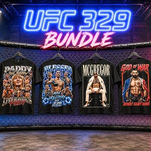 Puede incluir: Un paquete de cuatro camisetas negras con gráficos de luchadores de la UFC. Las camisetas muestran imágenes de Paddy the Baddy, Max Holloway, Conor McGregor y Benoit Saint Denis con texto que incluye UFC 329 BUNDLE, LIVERPOOL'S FINEST y GOD OF WAR.