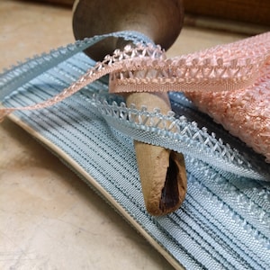 Petite tresse gansée vintage française de 3/8 po. Passementerie festonnée Picot rose pâle, bleu clair pour bébé, mariage, poupée, etc.
