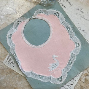 Bavaglino francese vintage fatto a mano in pizzo Merletto a tombolo rosa antico con cigno? Accessorio per bambola NUOVO confezione originale