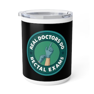 Puede incluir: Un termo de viaje en blanco y negro con tapa blanca. El termo presenta un diseño circular verde con el texto "REAL DOCTORS DO RECTAL EXAMS" y una ilustración de una mano enguantada.