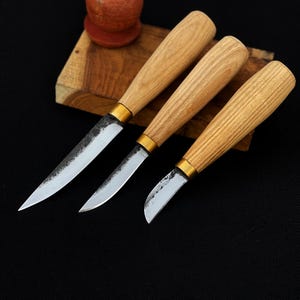 Wood Carving Knife Set of 3 | Hand Forged Carbon Steel | Ash Wood Handle | Brass Ferrule | Complete Whittling Set | Sloyd Knife Kit.