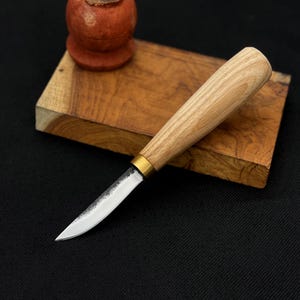 Puede incluir: Un letrero de madera rústico con el texto "Welcome to our home" en un estilo manuscrito. El letrero presenta un acabado envejecido y un diseño simple y acogedor, perfecto para la decoración de la entrada.