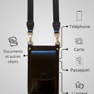 Könnte beinhalten: Schwarze Leder-Umhängetasche mit schwarzem Riemen und goldfarbener Hardware. Die Tasche hat eine Vordertasche und ist für ein Telefon, Karten, einen Reisepass und Geld konzipiert. Abbildungen der Gegenstände.