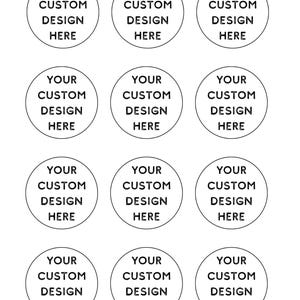 Puede incluir: Una hoja de doce pegatinas circulares blancas. Cada pegatina tiene un borde negro y el texto "YOUR CUSTOM DESIGN HERE" en una fuente sans-serif. Las pegatinas están dispuestas en un patrón de cuadrícula.