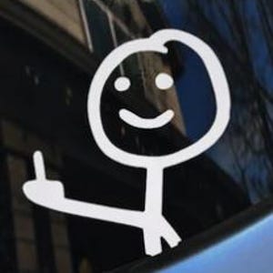 Peut inclure: Autocollant en vinyle blanc représentant un bonhomme allumette faisant un doigt d'honneur. Le bonhomme allumette a une tête ronde avec un visage souriant. L'autocollant est appliqué sur une vitre de voiture, avec une carrosserie bleue en arrière-plan.