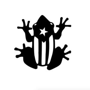 Puede incluir: Gráfico en blanco y negro de una rana con el diseño de la bandera de Puerto Rico. La rana está sentada con los brazos y las piernas extendidos. Una estrella blanca está en el centro de la cabeza de la rana.