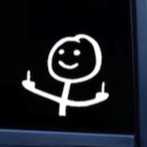 Op de afbeelding: Witte sticker met een stokfiguur met een lachend gezicht en omhoog geheven armen, die beide middelvingers toont. De sticker is bedoeld om op een autoruit of een vergelijkbaar oppervlak te worden aangebracht.
