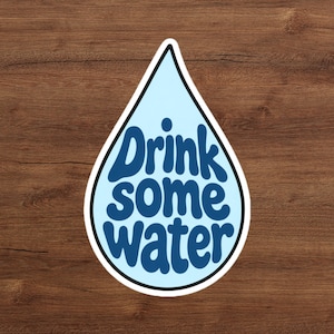 Può includere: Un adesivo a forma di goccia d'acqua con sfondo azzurro e un bordo bianco spesso. Il testo "Drink some water" è stampato al centro con un carattere arrotondato, in grassetto e di colore blu scuro. Il design è centrato e ha una finitura liscia.