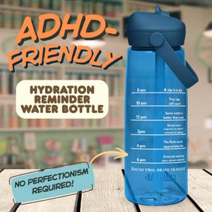 Könnte beinhalten: Eine durchscheinende blaue Trinkflasche mit dunkelblauem Deckel und Tragegriff. Die Flasche ist mit einem stündlichen Trinkplan von 8 bis 18 Uhr und motivierenden Texten bedruckt, sowie den Aufschriften ADHD-FRIENDLY, HYDRATION REMINDER WATER BOTTLE und NO PERFECTIONISM REQUIRED.