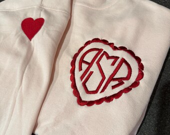 Personalisiertes Herz Monogramm Sweatshirt - Individuell gestickte Initialen - Valentinstag Geschenk - Galentin Geschenk - Kuscheliger Blush Rundhalsausschnitt