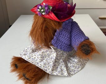 Perro de peluche de raza Welsh Terrier o Airedale Terrier, diseñado por Joanne Vohs.