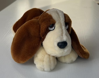 Peluche vintage a forma di cane Basset Hound, collezione Simply Soft di Keel Toys.