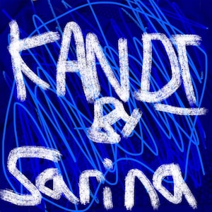Puede incluir: Obra de arte digital sobre un fondo azul con texto blanco "KANDI by Sarina". El diseño incorpora líneas garabateadas blancas y azules, creando un efecto texturizado, que recuerda al grafiti.