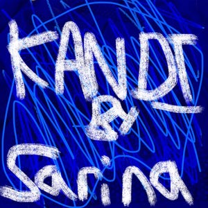 Op de afbeelding: Digitaal kunstwerk op een blauwe achtergrond met witte tekst "KANDI by Sarina". Het ontwerp bevat witte en blauwe gekrabbelde lijnen, waardoor een gestructureerd effect ontstaat, dat doet denken aan graffiti.