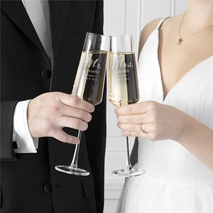 Wedding Champagne Flutes, engraved mr. and mrs. wedding champagne glasses Set, champagne flutes, wedding gifts, toasting flutes, keepsakes