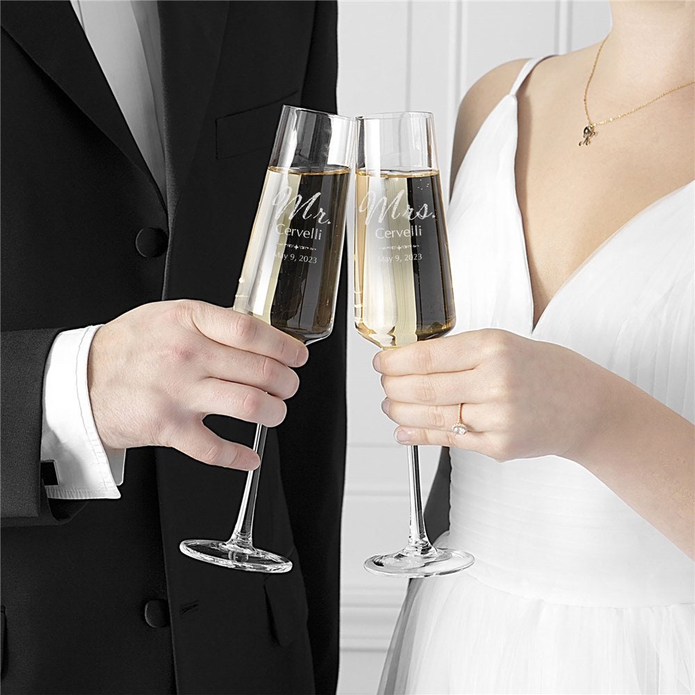 Wedding Champagne Flutes, engraved mr. and mrs. wedding champagne glasses Set, champagne flutes, wedding gifts, toasting flutes, keepsakes