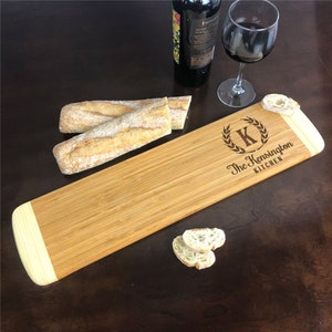 Engraved Initial Wreath With Family Name Bread Board, Personalized Initial and Family Name Cutting Board, Bamboo Bread Board -gfyL17973330
