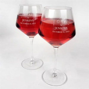 Copas de vino grabadas para el Sr. y la Sra., copas de vino para bodas, copas de brindis para bodas, juego de 2, copas de vino tinto, regalo para recién casados