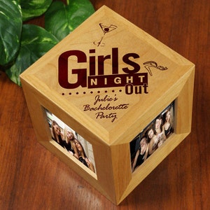 Cubo de fotos de madera grabado con texto "Girls Night Out", cubo de imágenes, cubo de fotos de madera, cubo de fotos grabado, regalo de fiesta de bodas, despedida de soltera -gfy422644