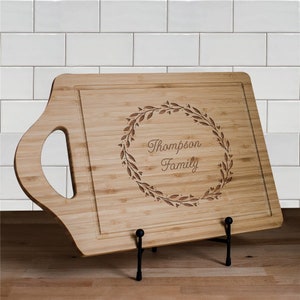 Engraved Wreath Family Name Cutting Board, Custom Cutting Board, Charcuterie Board, Housewarming Gift, Kitchen Decor, For Her, For Couples