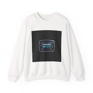 以下が含まれることがあります： 黒い正方形のグラフィックが特徴の白いスウェットシャツ。グラフィックは、緑と青のアクセントが付いた画面に「System Error」とネオン風に表示されています。カジュアルで快適なスタイルです。