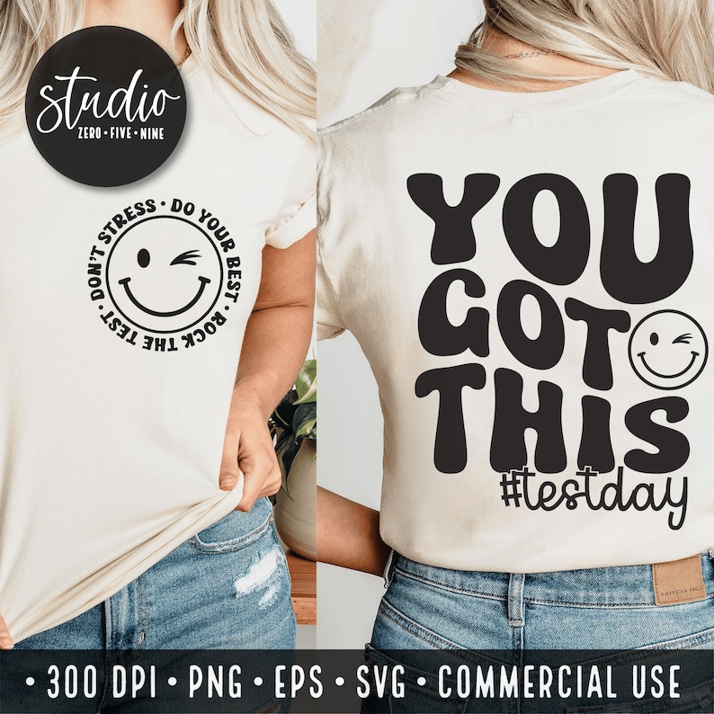 Pu&ograve; includere: T-shirt color crema con testo e grafica neri. La parte anteriore presenta una faccina sorridente che ammicca e le parole "DON'T STRESS. DO YOUR BEST. ROCK THE TEST." Il retro dice "YOU GOT THIS #testday" con una faccina sorridente che ammicca.