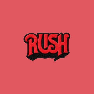 Peut inclure: Un écusson brodé présentant le mot RUSH en lettres rouges audacieuses avec un contour noir épais. Les lettres ont un design de police stylisé et massif avec un effet d'ombre portée, créant une apparence tridimensionnelle sur le fond rouge uni.