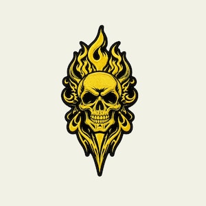 Puede incluir: Un parche bordado en amarillo y negro que presenta un diseño central de calavera humana rodeada de llamas estilizadas. La calavera está detallada con cuencas oculares profundas y una mandíbula definida, con el patrón de llamas amarillas extendiéndose hacia arriba y hacia abajo.