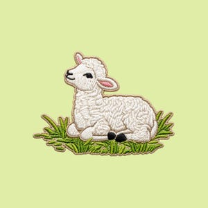 Può includere: Una toppa ricamata raffigurante un agnello bianco con lana testurizzata, orecchie rosa all'interno e zoccoli neri, che riposa su un ciuffo d'erba verde brillante. Il design è delineato da un bordo beige, creando un motivo animale dettagliato.