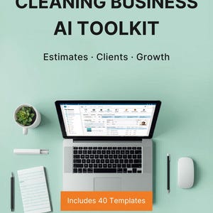 Könnte beinhalten: Ein Laptop mit einer Softwareoberfläche, umgeben von Büromaterialien, darunter ein Stift, ein Notizblock und eine Maus. Das Bild zeigt den Text "CLEANING BUSINESS AI TOOLKIT" und "Includes 40 Templates" auf einem orangefarbenen Banner.