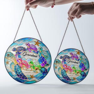 Attrape-soleil tortue de mer grand-mère personnalisé, décoration de fenêtre noms petits-enfants personnalisés, art océanique style vitrail, cadeau d'anniversaire pour grand-mère image 4