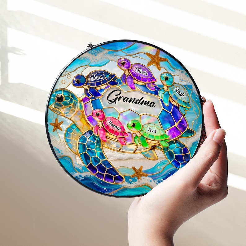 Attrape-soleil tortue de mer grand-mère personnalisé, décoration de fenêtre noms petits-enfants personnalisés, art océanique style vitrail, cadeau d'anniversaire pour grand-mère image 2