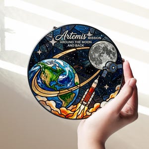 Artemis II - Acchiappasole "Intorno alla Luna e ritorno", Arte spaziale della missione Artemis, Decorazione per finestre in stile vetrata, Regalo per futuri astronauti, Regalo spaziale immagine 2