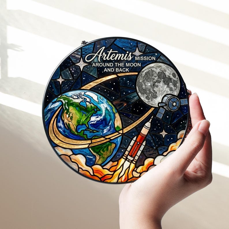 Artemis II - Acchiappasole "Intorno alla Luna e ritorno", Arte spaziale della missione Artemis, Decorazione per finestre in stile vetrata, Regalo per futuri astronauti, Regalo spaziale immagine 2