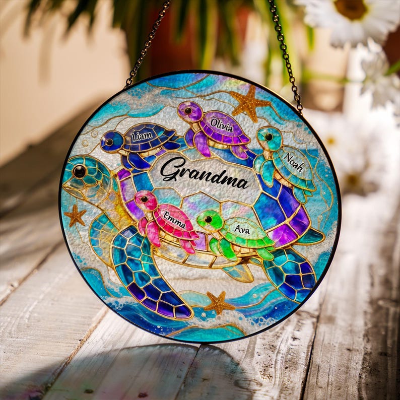 Attrape-soleil tortue de mer grand-mère personnalisé, décoration de fenêtre noms petits-enfants personnalisés, art océanique style vitrail, cadeau d'anniversaire pour grand-mère image 5
